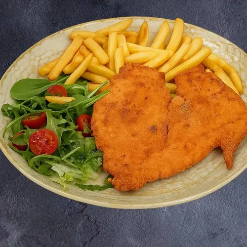 Piept de pui cu cartofi pai și salată
